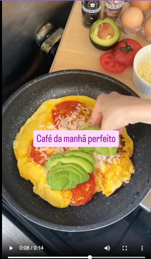 Café da manhã perfeito: wrap saudável de ovos, tomate e abacate: